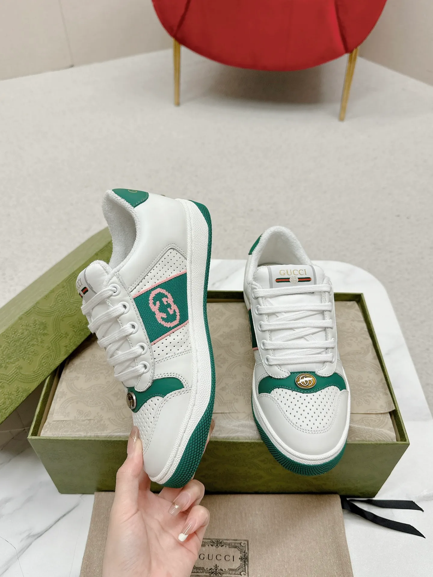 👟👟Ex-factory price 560👟👟 Men’s size +10 Gucci——purchased version GG series distressed dirty shoes-hot style is coming! 9 times out of 10 sales, you will definitely get the money. Ready stock! Spot goods! Spot goods! New colors added - the ultimate version on the market! Purchase the original version and develop it... fabric, material, outsole, and details can be compared at will! Open-mold Swarovski one-to-one replica rhinestone chain...Metal cherry pendant...Metal double G crystal cylindrical mark...Gucci original customized narrow webbing...Super flash series - flash diamond chain. The cherry decoration is detachable and can be changed into two to match with each other to show your personality. Exclusive color-brushed cowhide fabric. Hand-made distressed is very textured and has a sense of luxury! The details of the workmanship can be seen in the drawings, and no line is missed. The original terry cloth is delicate, soft and more comfortable and breathable. The privately stamped two-color original TPU outsole (lower layer is wider, upper layer is narrower). Matching packaging⭐️ Size: Female 35-40 Male 39-44 (Female 41 Male 45 customized)